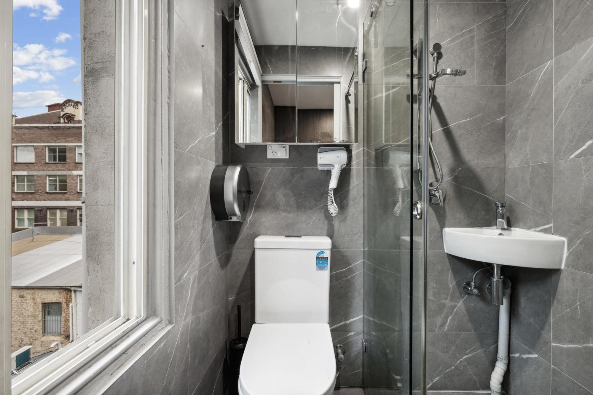 Modern Single - Next To Station - Near Cbd&townhall&chinatown&darling Harbour&uts&usyd - Shared Bathroom Guest house *